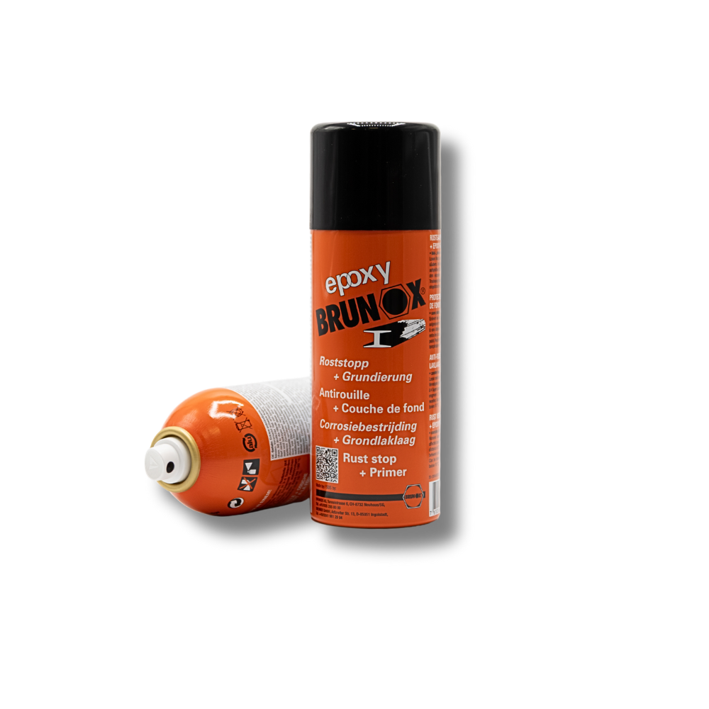 Twee oranje BRUNOX Epoxy‑spuitbussen, één rechtop en één liggend, gebruikt als roeststop en primer voor metaal.