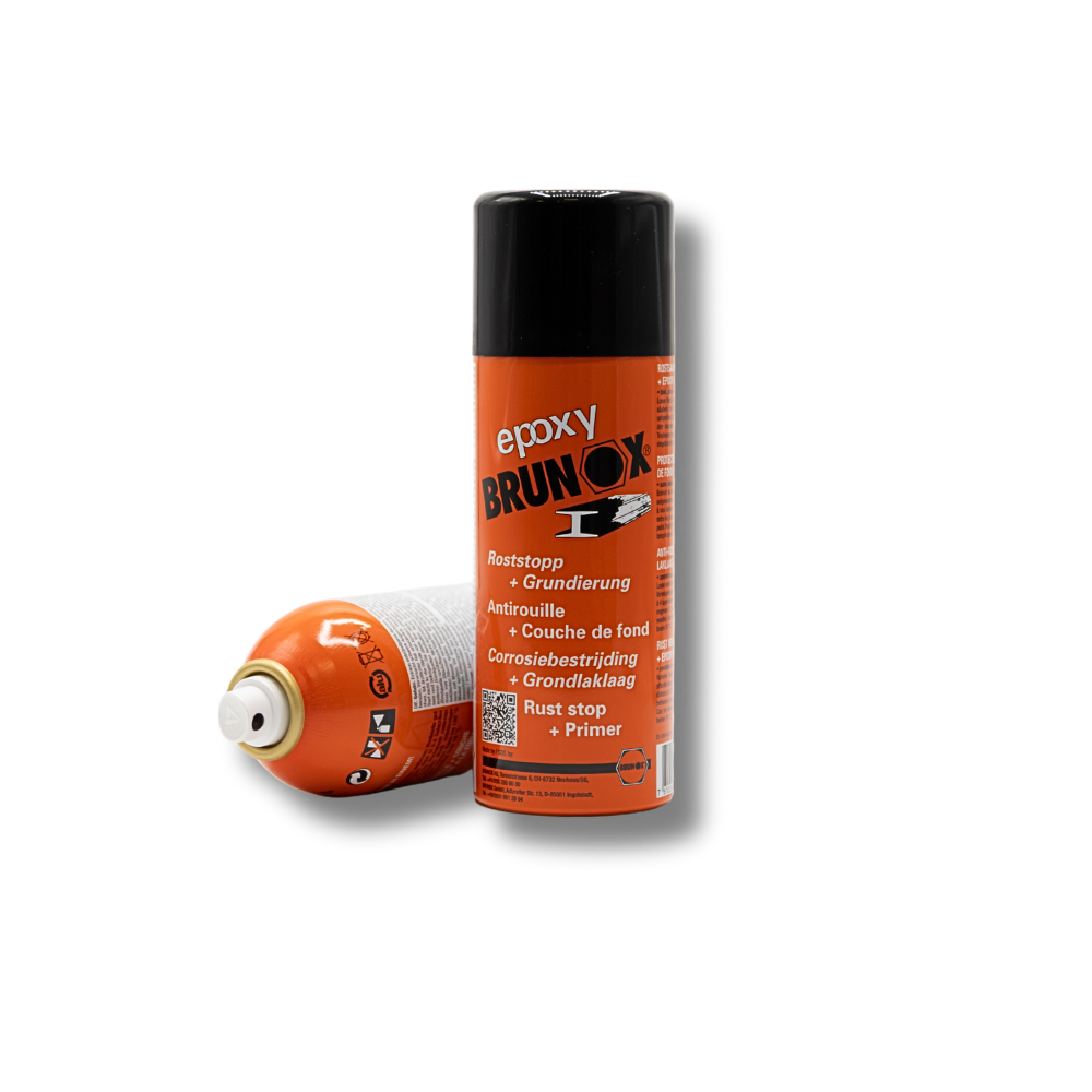 Cilindrische oranje spuitbussen van BRUNOX Epoxy, één rechtop en één liggend, gebruikt als roeststop en primer voor metaal.