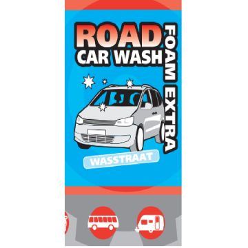 Reclamebeeld met glanzende auto, tekst “ROAD CAR WASH FOAM EXTRA” en blauwe banner “WASSTRAAT”, plus pictogrammen van bus en trailer.