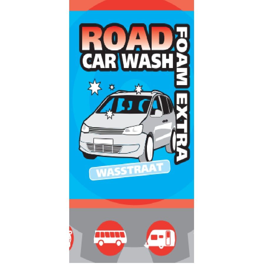 Reclamebeeld met glanzende auto, tekst “ROAD CAR WASH FOAM EXTRA” en blauwe banner “WASSTRAAT”, plus pictogrammen van bus en trailer.